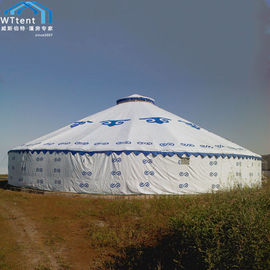 Biały, wielostronny namiot typu jurta Metalowa rama z dachem o wysokim szczycie
